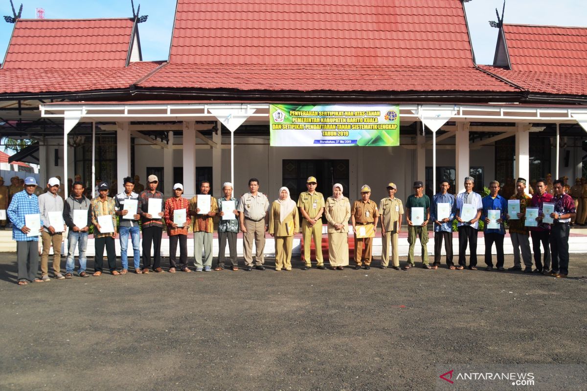 Bupati serahkan sertifikat tanah warga