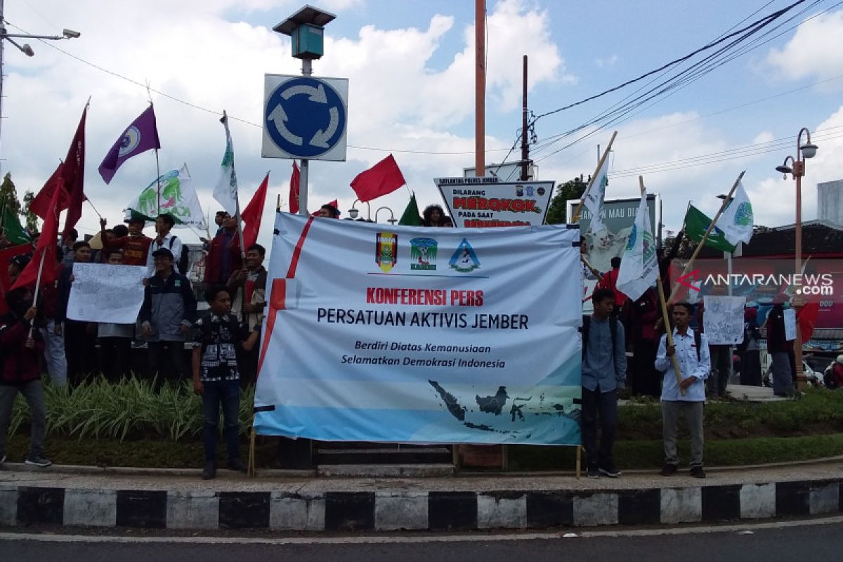 Aktivis Mahasiswa-Pelajar Jember berdemonstrasi selamatkan demokrasi Indonesia (Video)