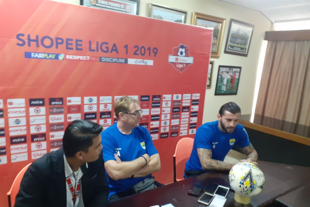 Persib optimistis curi tiga angka di Padang