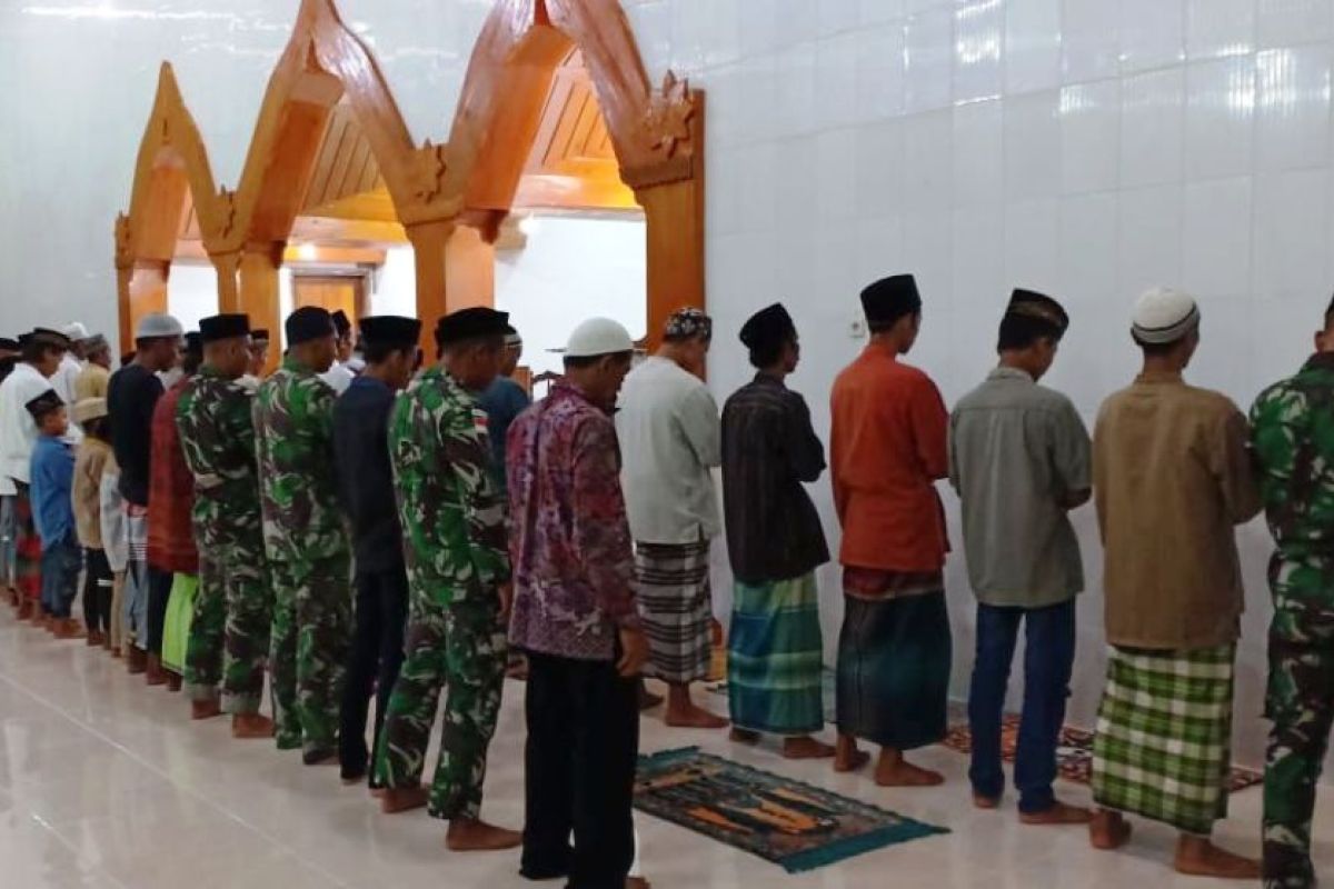 Yonif 725/WRG gelar shalat tarawih bersama warga perbatasan