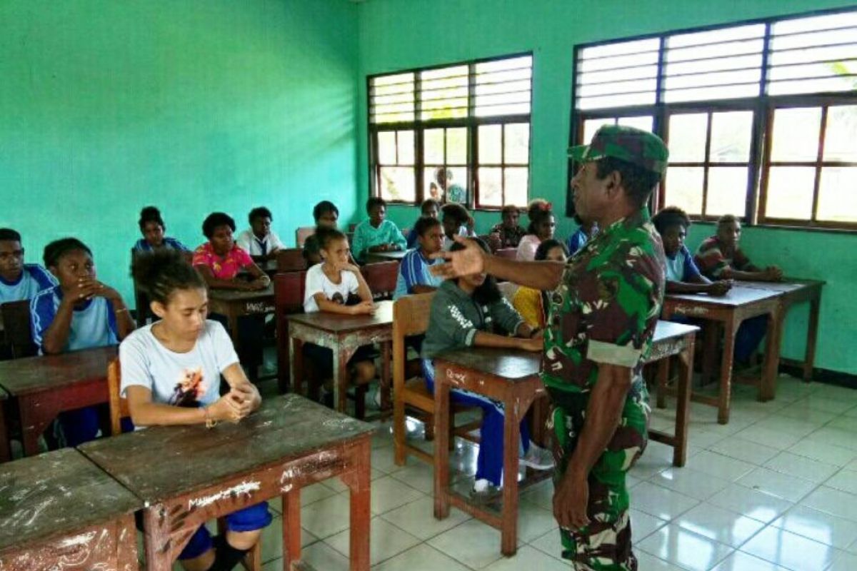 Babinsa ajari bela negara kepada pelajar SMP di Pantai Timur Sarmi