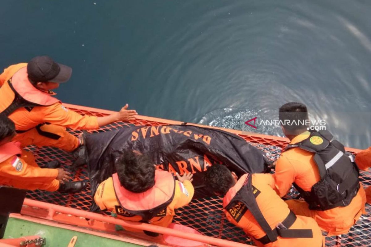 Mayat terapung dengan tangan dan kaki terikat di Pulau Putri dievakuasi