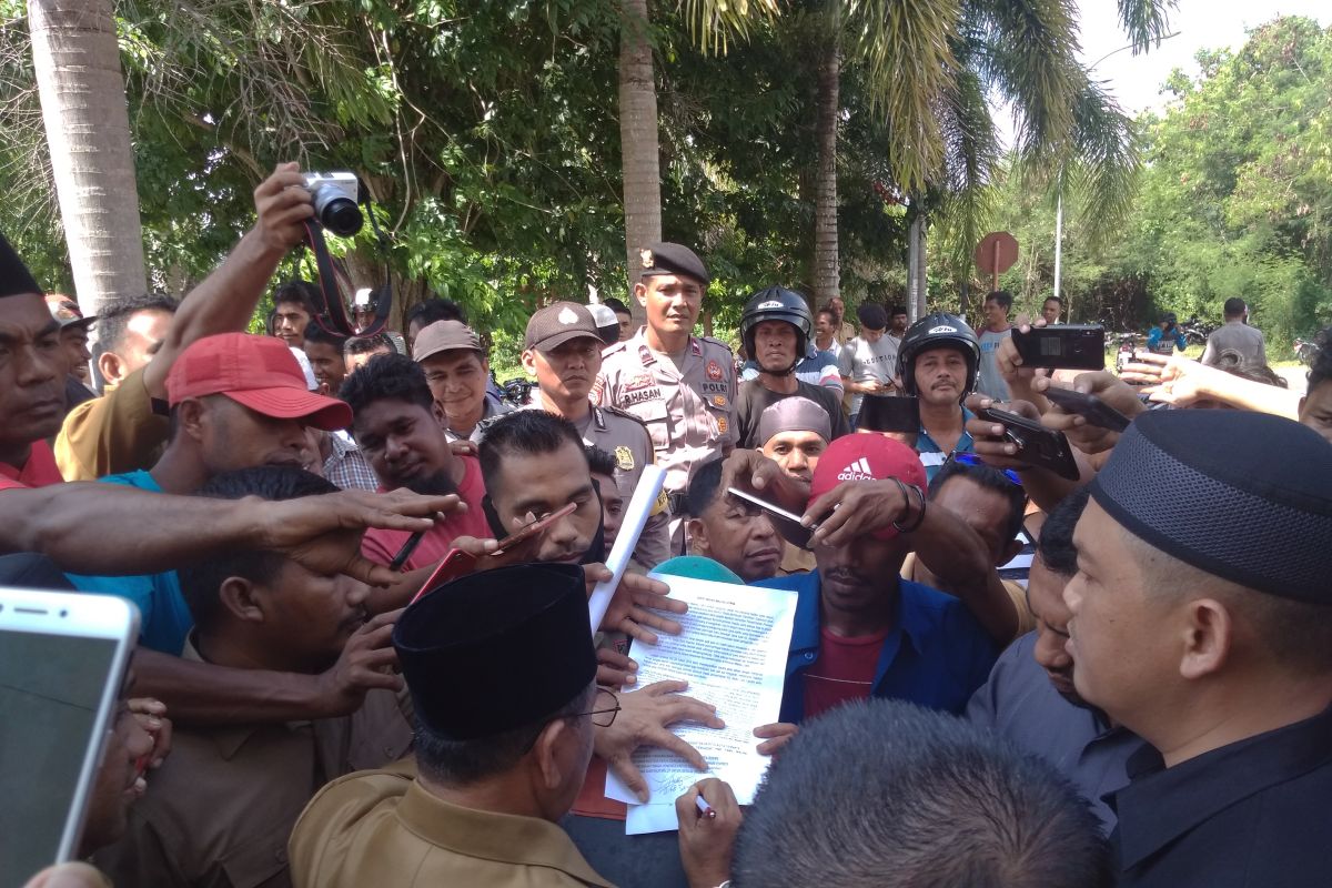 Gubernur Malut tandatangani tuntutan pengunjuk rasa
