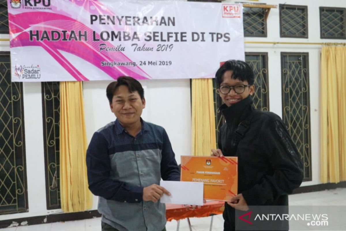 KPU Singkawang serahkan hadiah kepada pemenang lomba swafoto