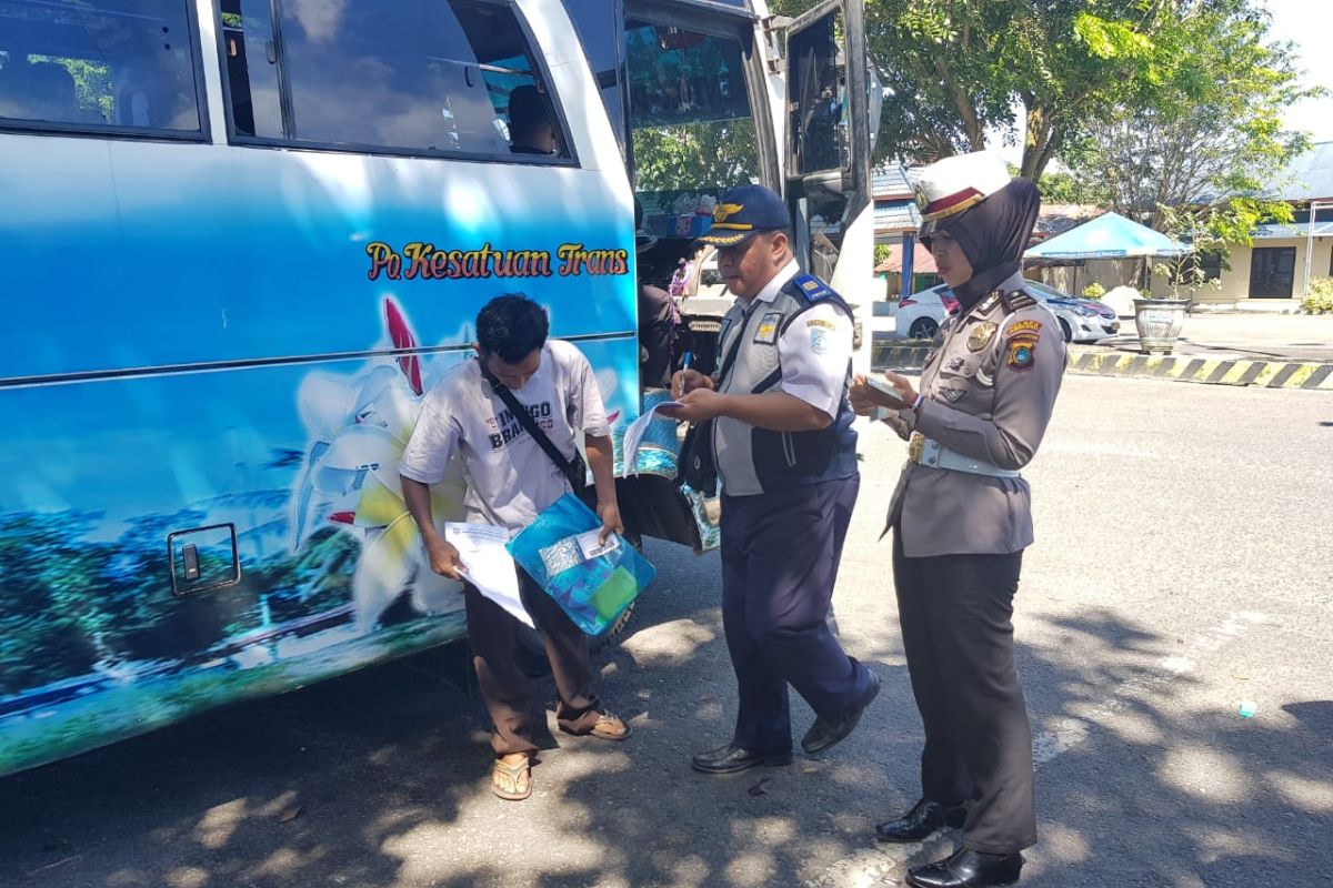 Polres-Dishub Bangka Barat cek kelayakan armada bus