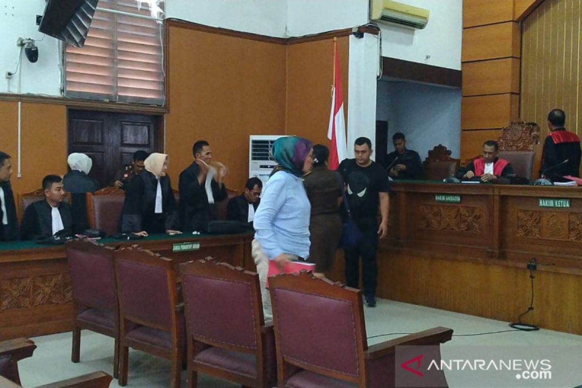 Ratna dituntut enam tahun penjara
