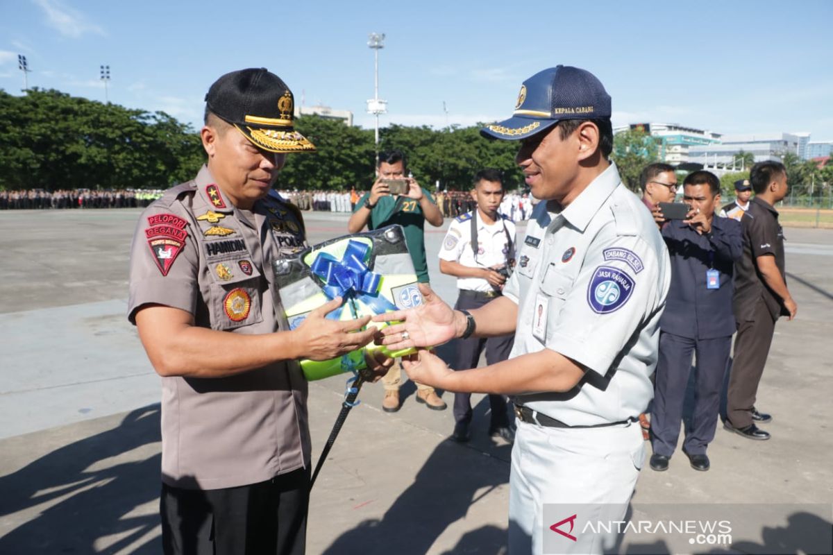 Jasa Raharja serahkan bantuan perlengkapan lalu lintas ke Polda Sulsel