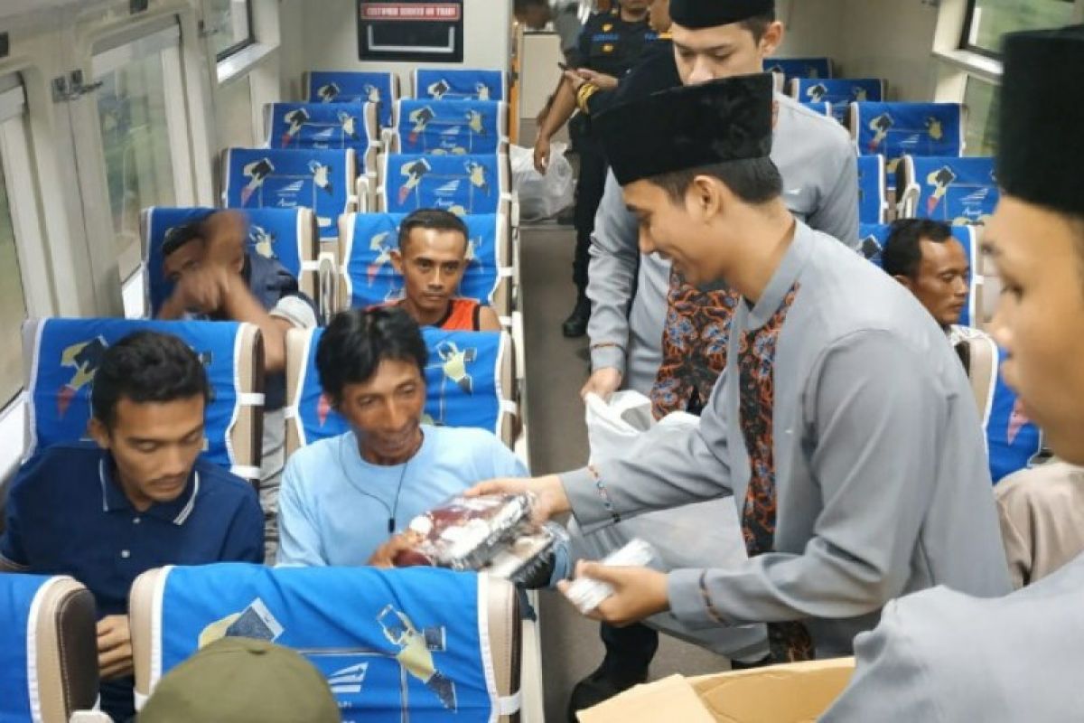 Manajemen KAI Sumut beri makanan gratis ke penumpang