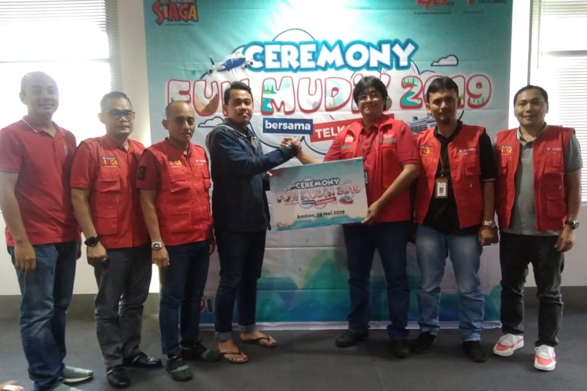 PT. Telkomsel bagi 50 tiket gratis Ambon-Makassar