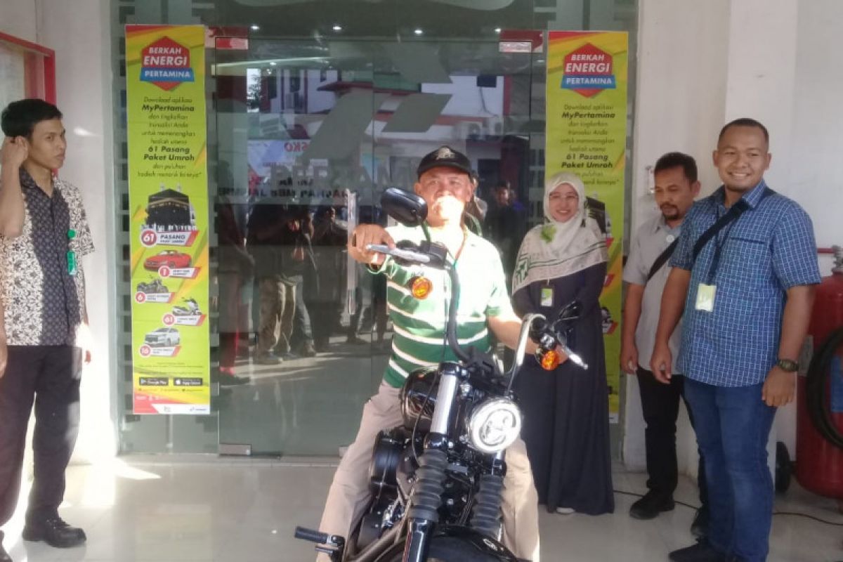 Tukang ojek menangkan sebuah motor Harley Davidson