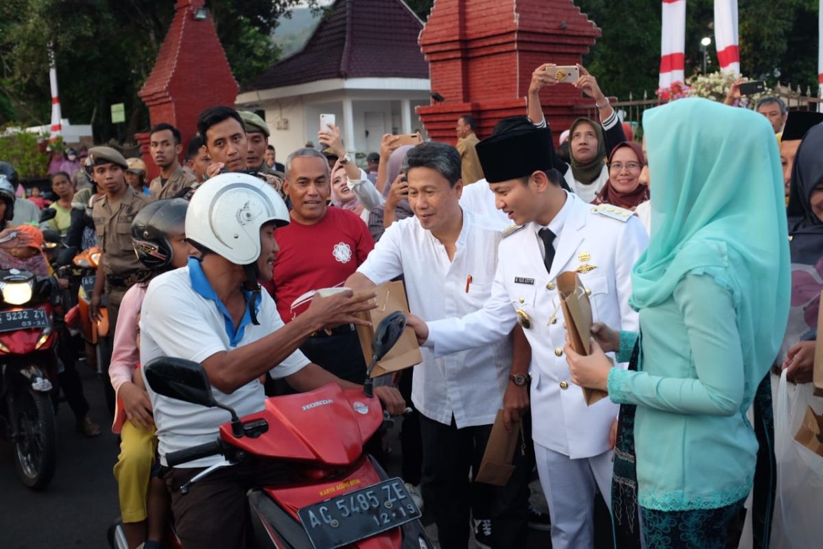 Usai dilantik, Bupati Trenggalek bagikan ribuan takjil gratis