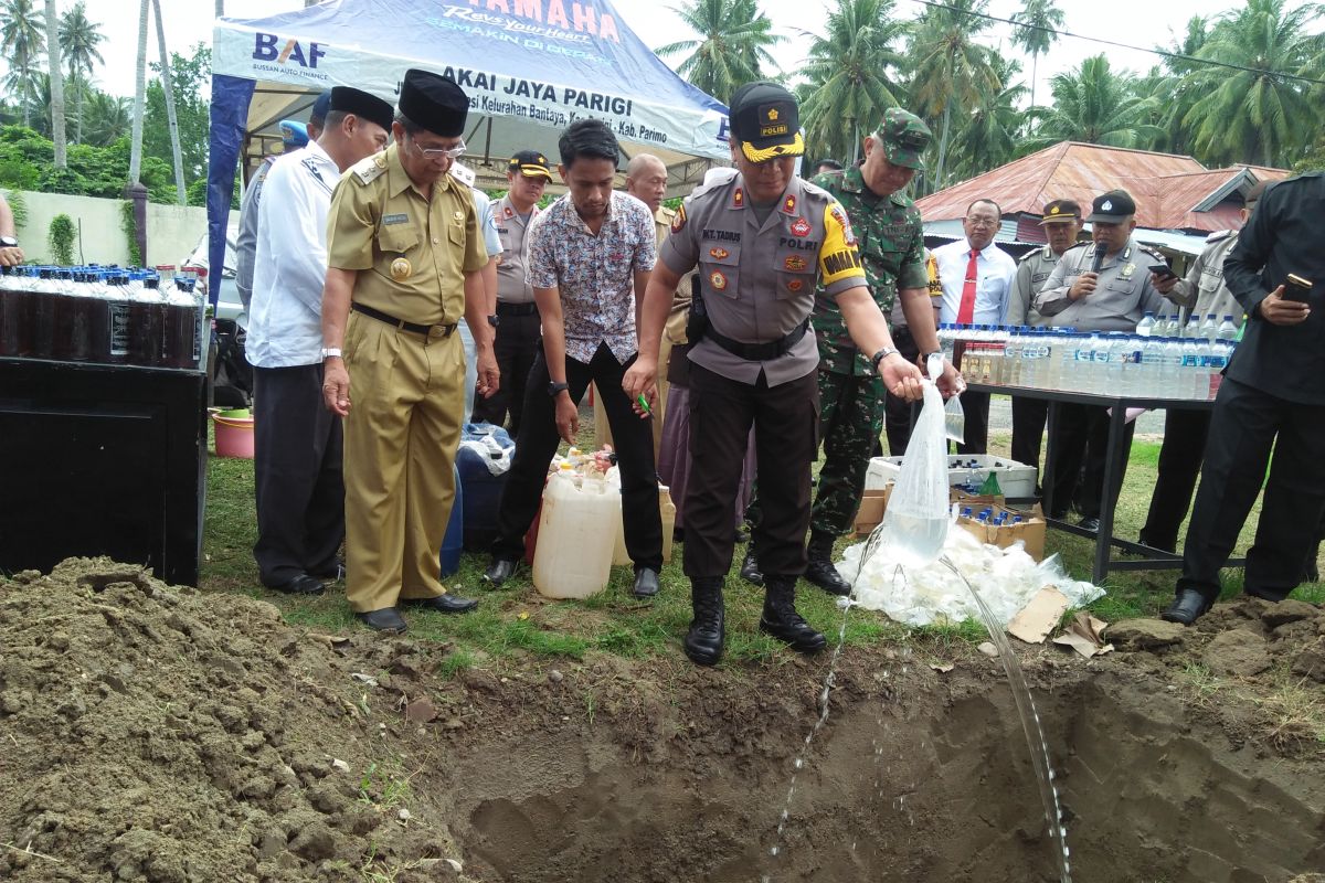 Polisi musnahkan ratusan botol minuman keras di Parigi