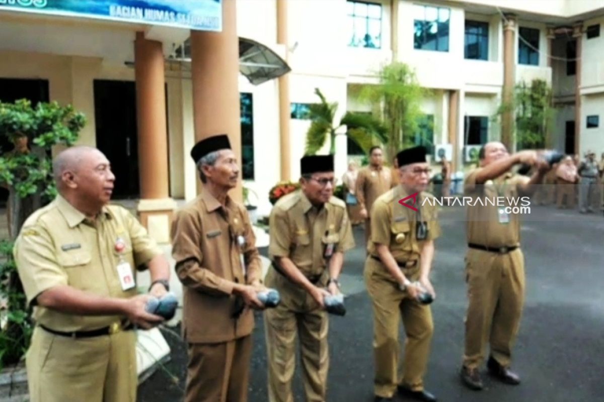 Peringati hari keanekaragaman hayati, Bupati HST lepas burung dan tanam pohon