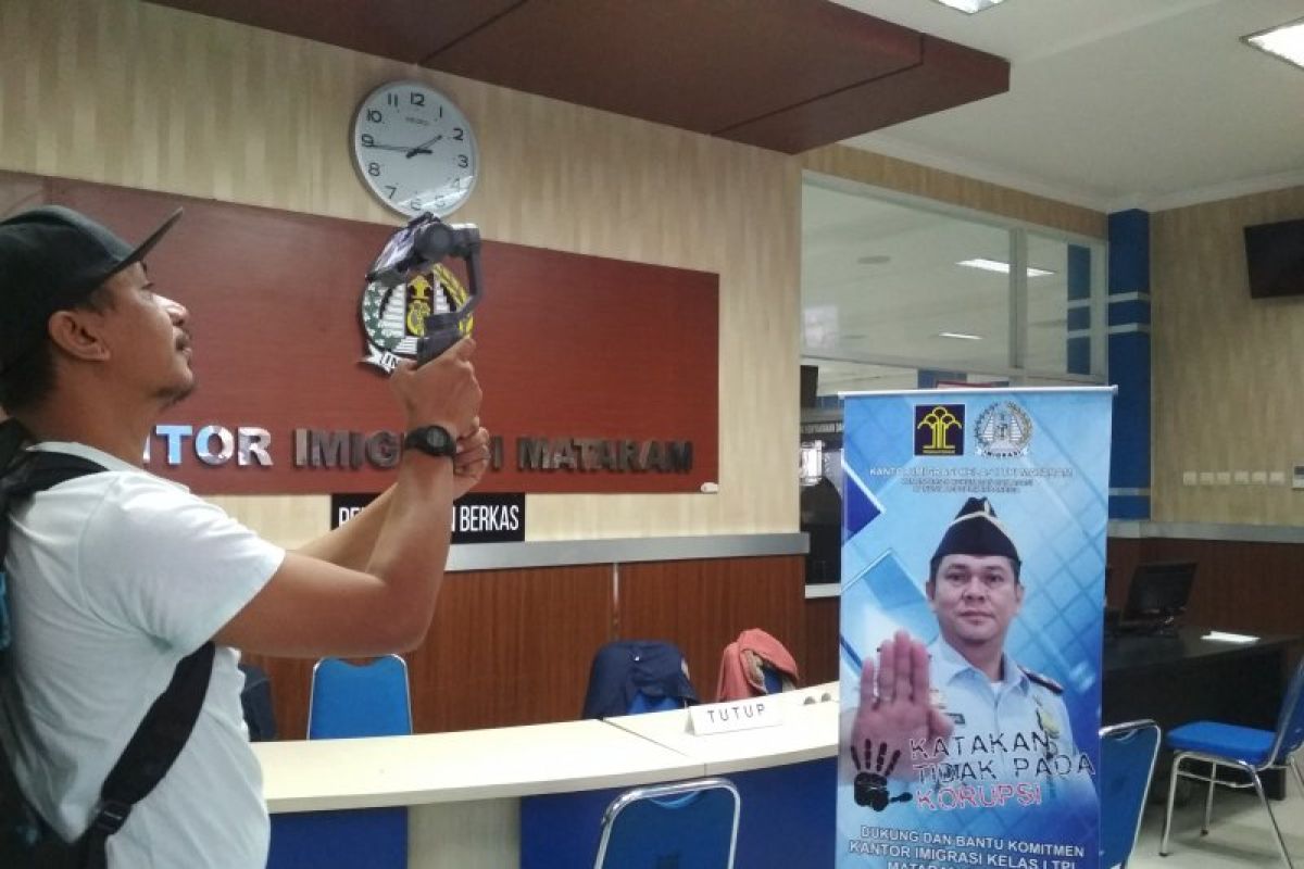 Dua pejabat Imigrasi Mataram masih terima gaji meskipun sebagai tersangka