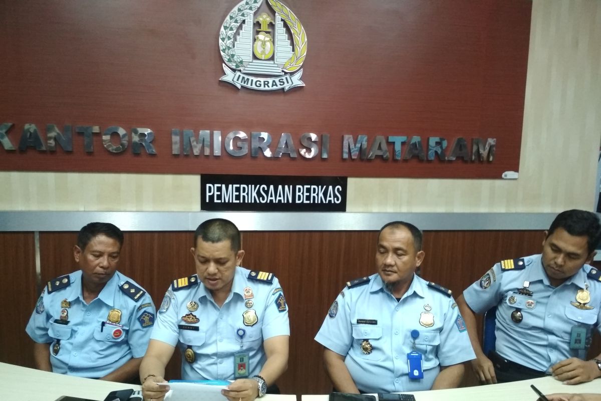 KPK segel ruang Kepala Kantor Imigrasi Mataram
