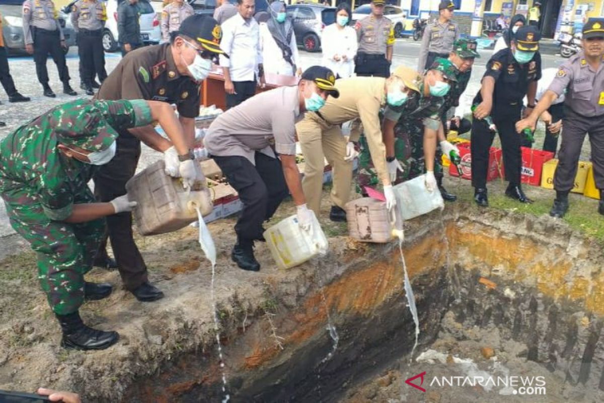 Polres Belitung musnahkan 400 botol minuman keras