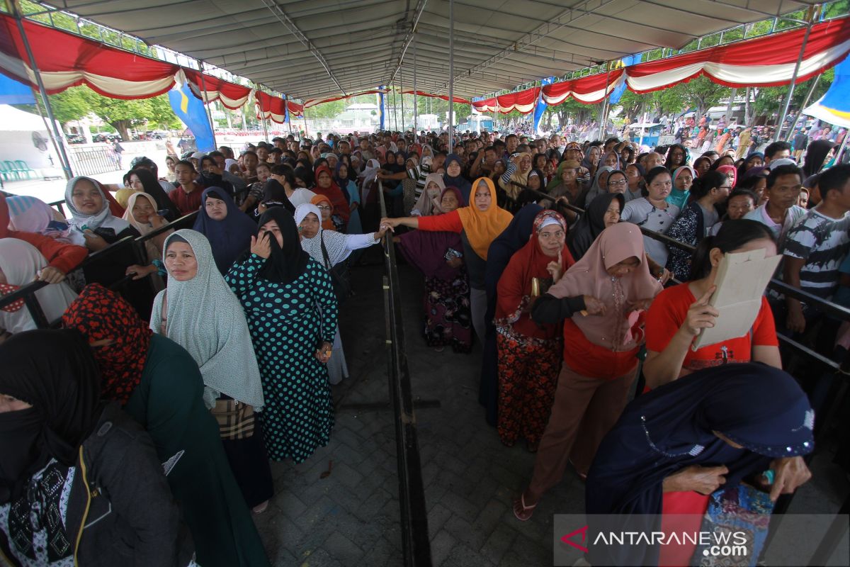 Ribuan warga Gorontalo memadati pasar murah BHUN