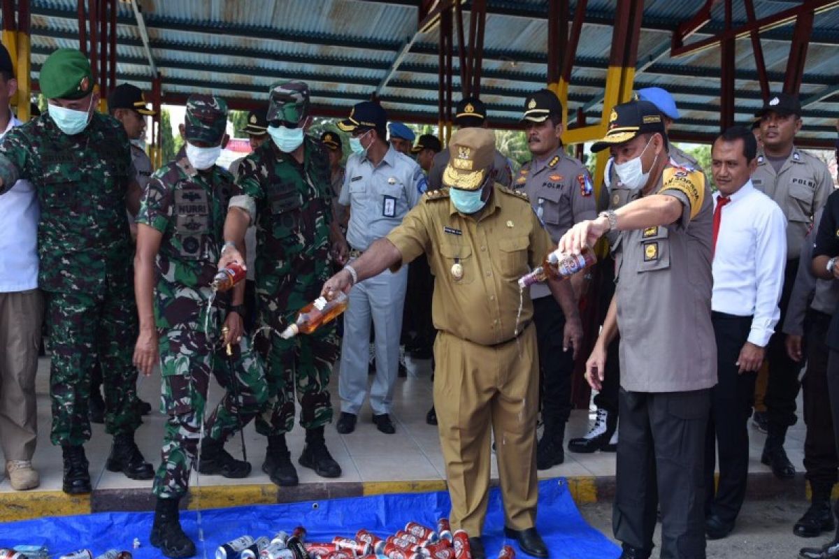 Wagub Papua pimpin pemusnahan 1.052 botol minuman keras