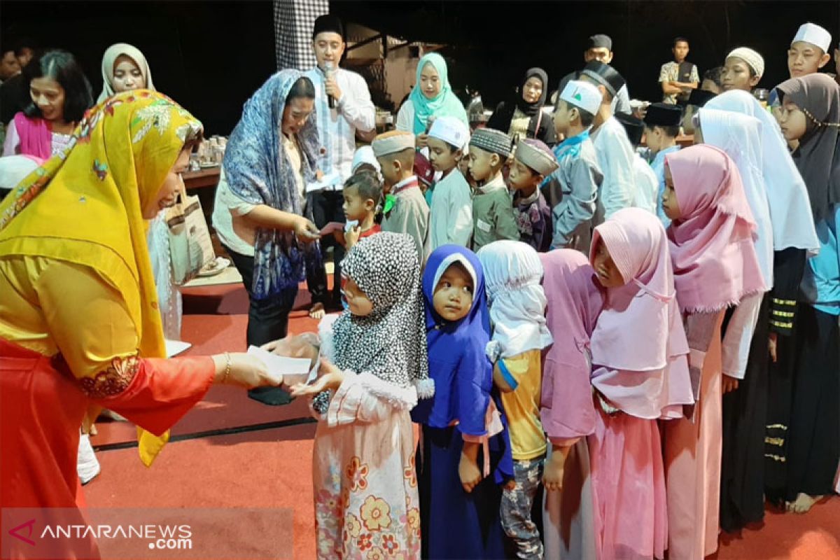 Royal Safari Garden Bogor santuni 50 yatim piatu