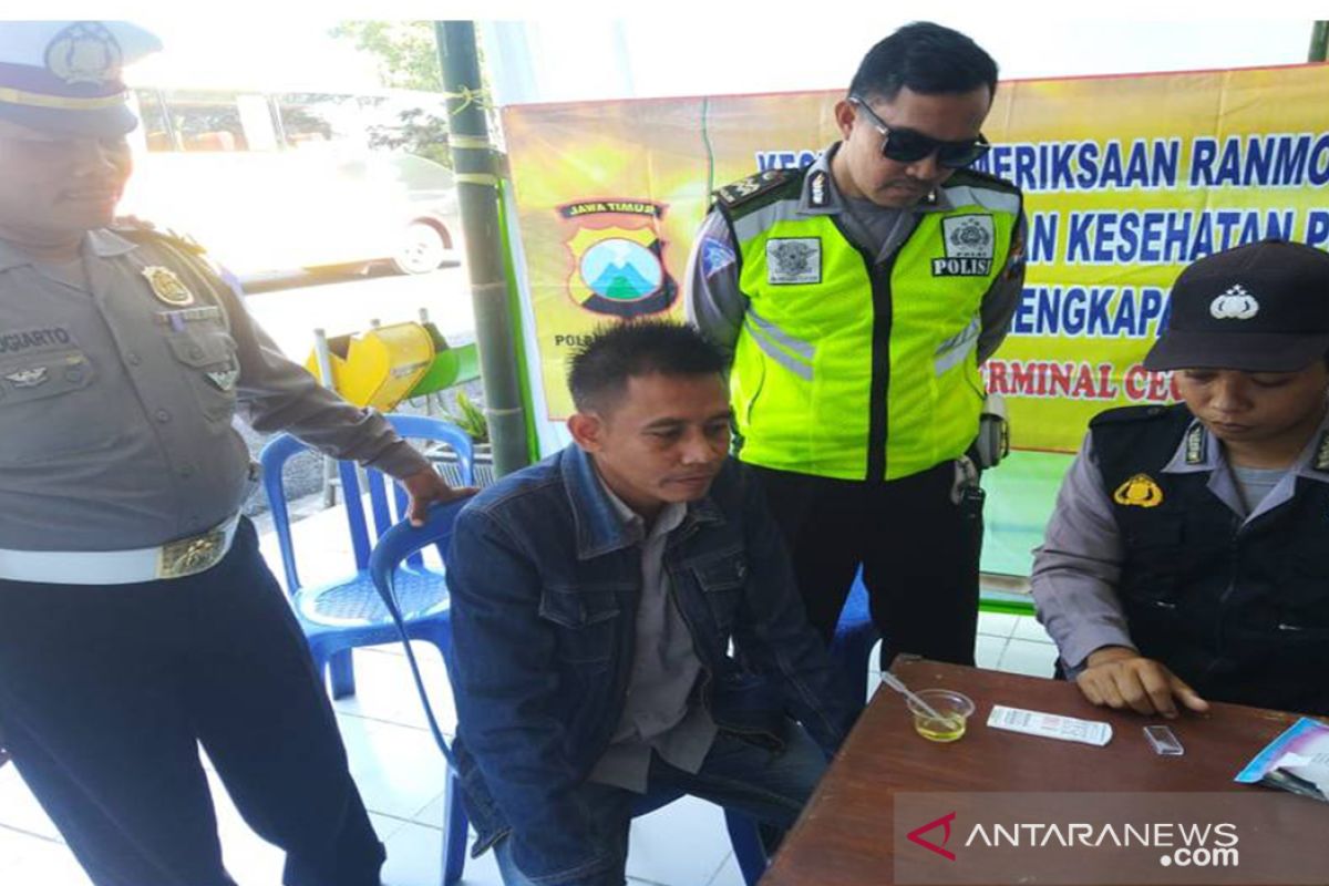 Polres Pamekasan tes urine sopir angkutan Lebaran