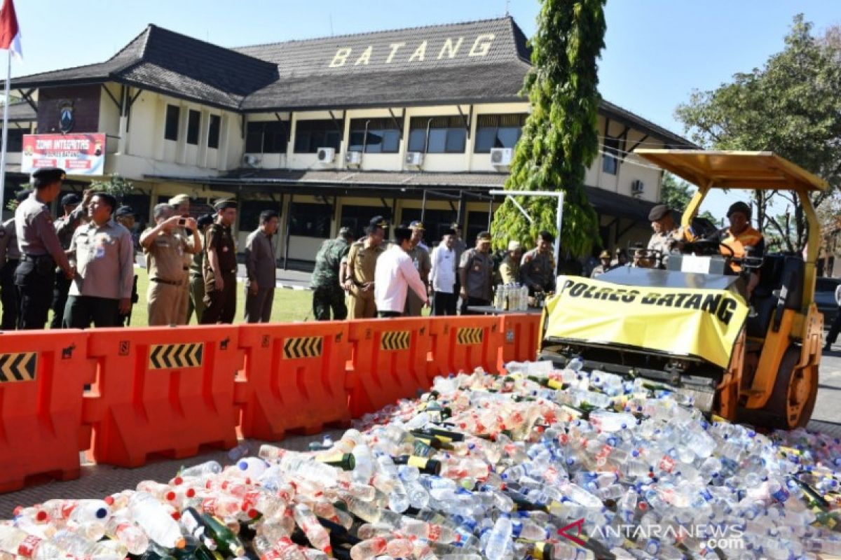 5.100 botol minuman beralkohol dimusnahkan di Batang