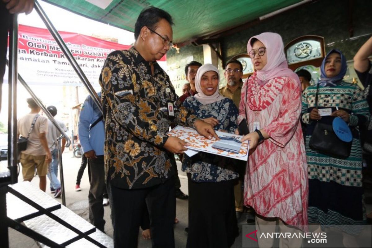 Kemensos beri bantu bahan bangunan untuk korban kebakaran Krukut