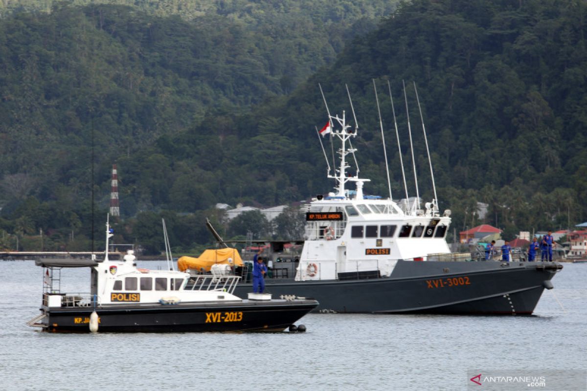 Gelombang dengan tinggi sampai empat meter bayangi perairan Maluku