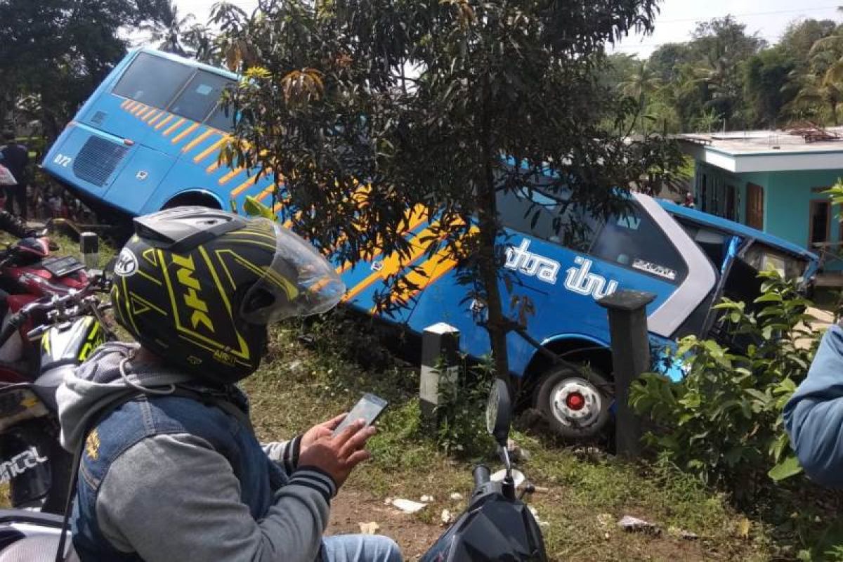 Dua bus bertabrakan di jalur mudik lintas Kabupaten Garut