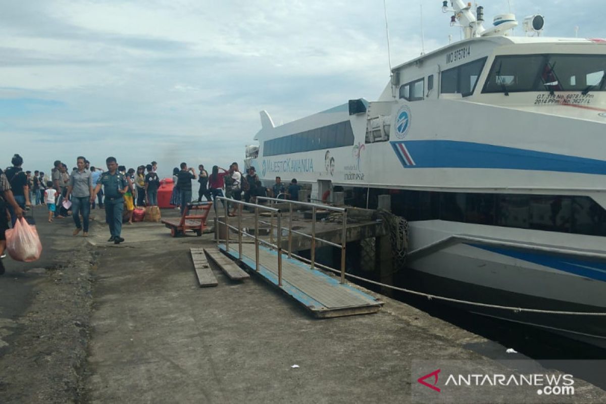 Penumpang  di Pelabuhan Manado libur akhir tahun naik