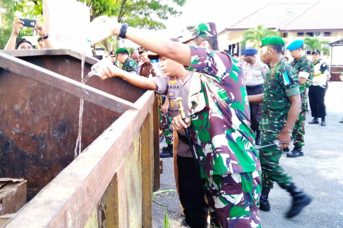 Polres Biak musnahkan minuman beralkohol kadaluarsa