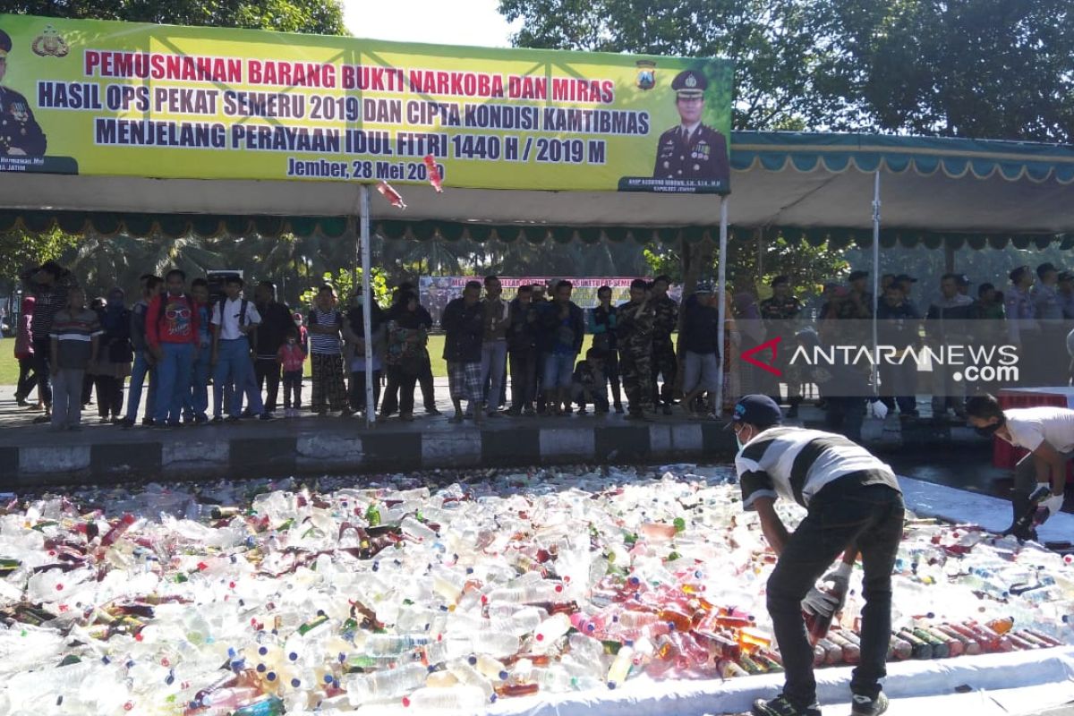 Polres Jember musnahkan ribuan botol minuman keras jelang Lebaran