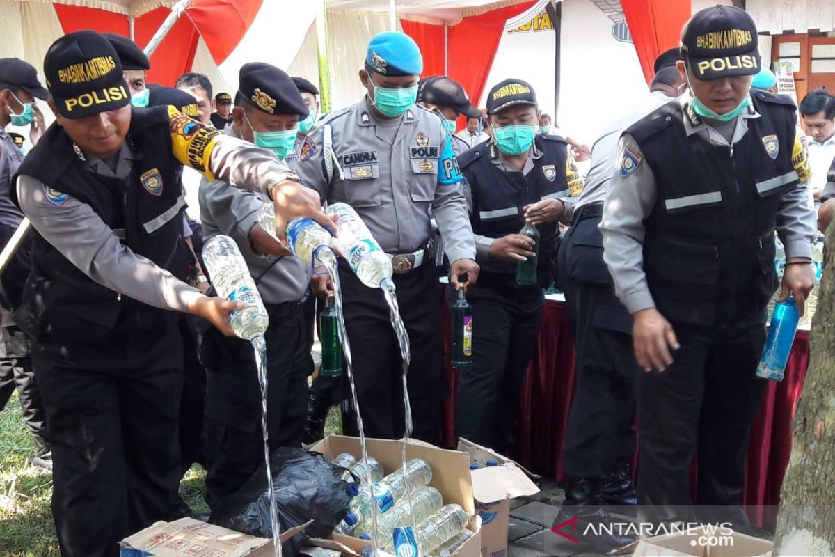 1.156 botol minuman beralkohol hasil razia di Magelang dimusnahkan