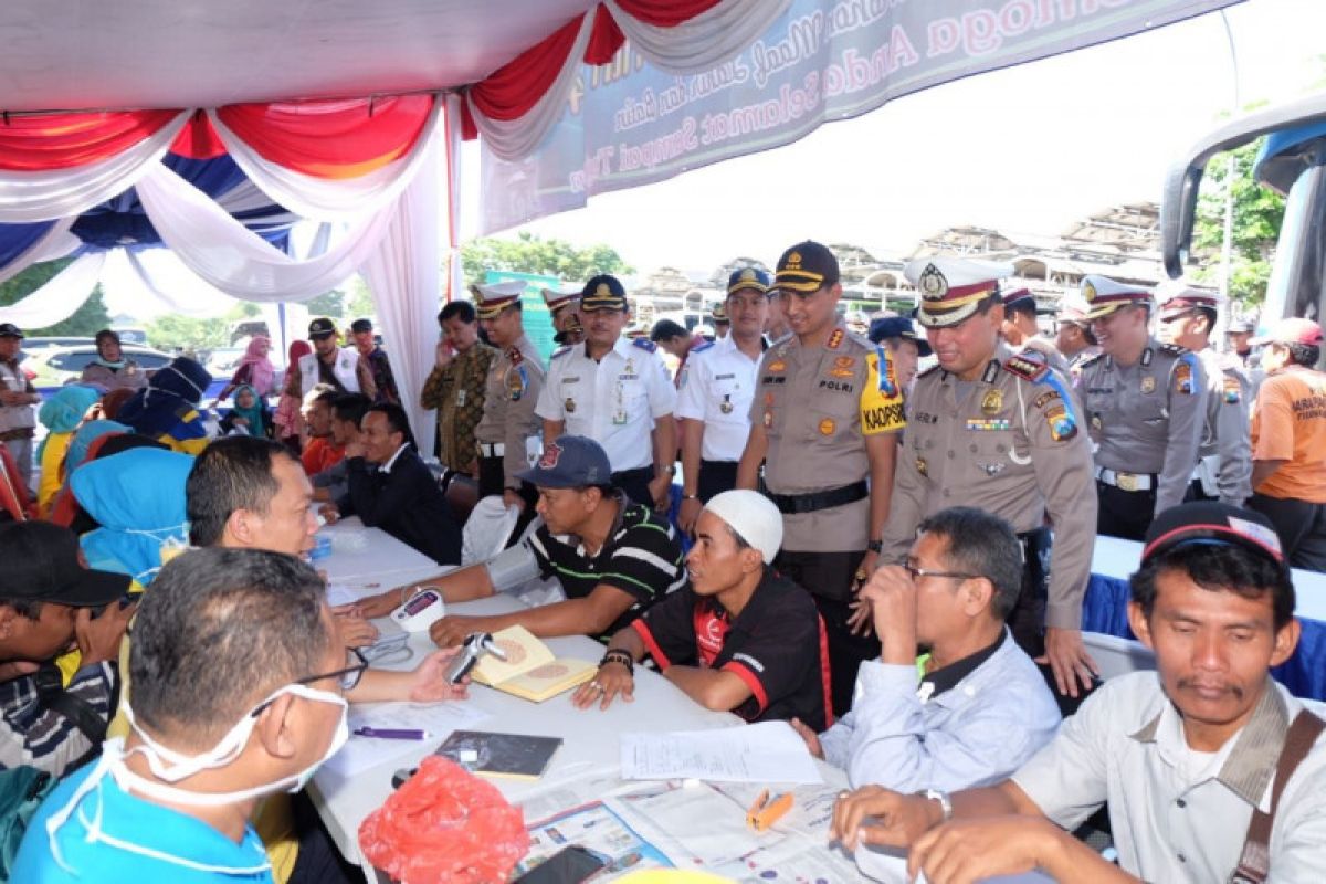 Petugas cek kesehatan dan urine sopir bus Terminal Purabaya