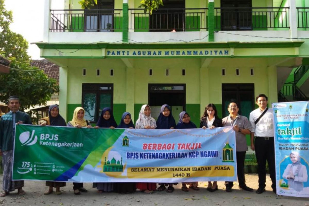 BPJS Ketenagakerjaan Ngawi bagikan 300 takjil Ramadhan