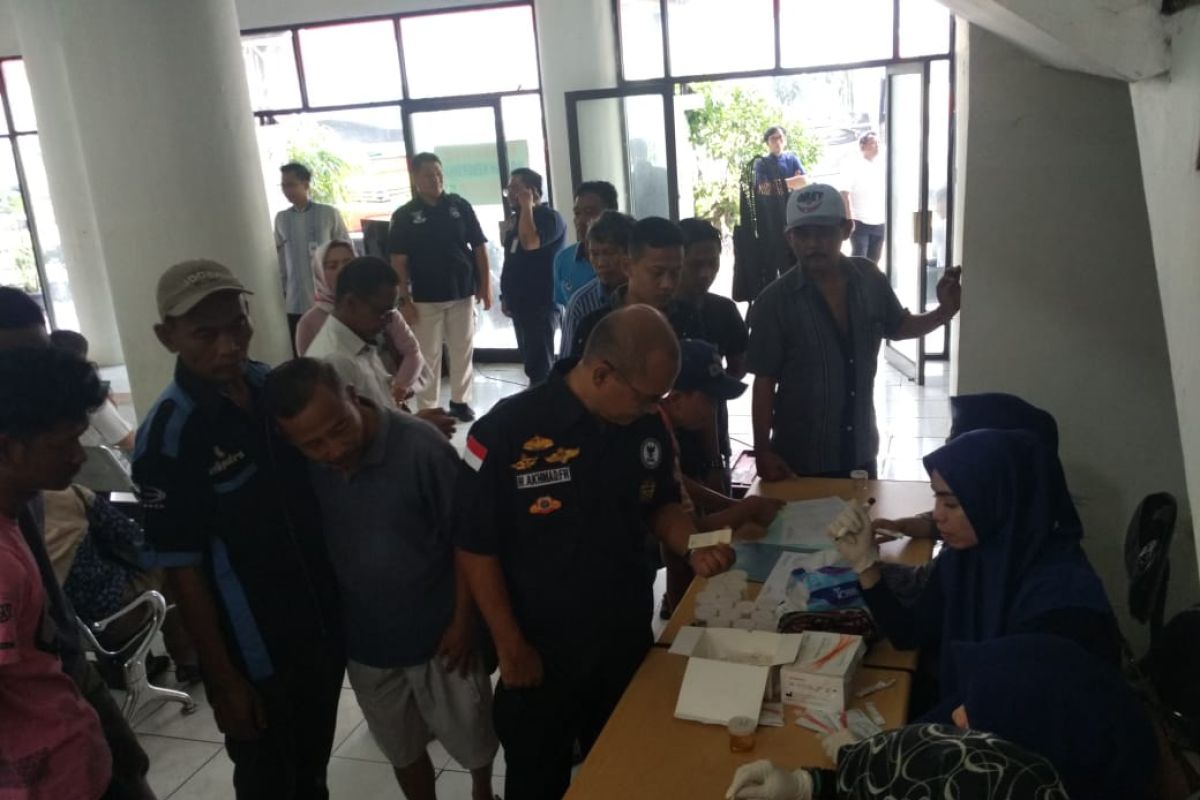 Awak bus mudik di Terminal Poris Tangerang jalani pemeriksaan urine