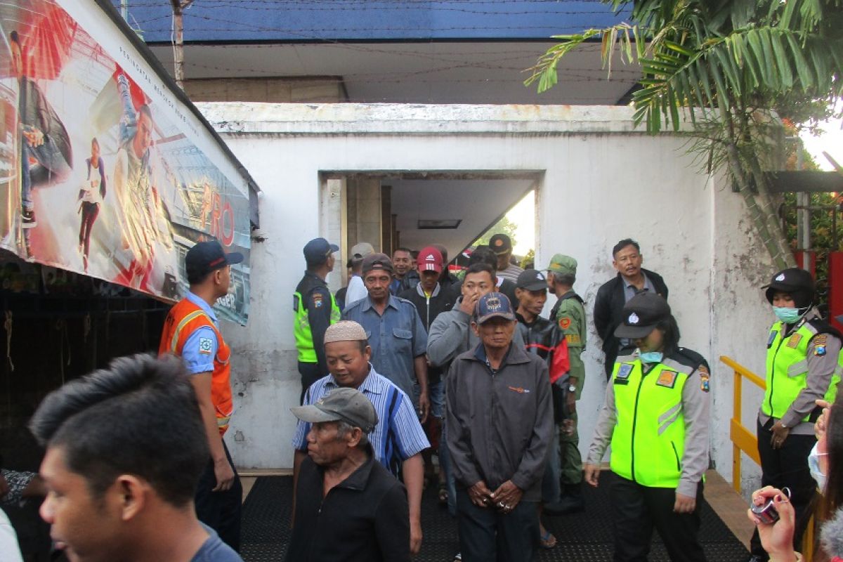 Thousands line up for Rp50 thousand alms