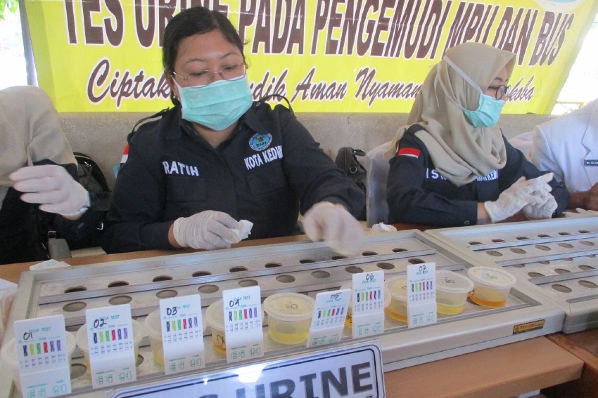 Petugas lakukan tes urine sopir bus di Terminal Kediri