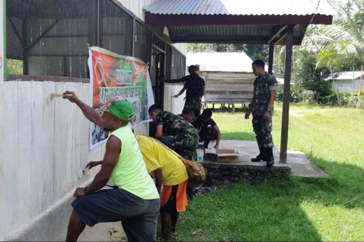 Balai Kampung Umuaf Papua di cat dengan kerja bakti bersama TNI