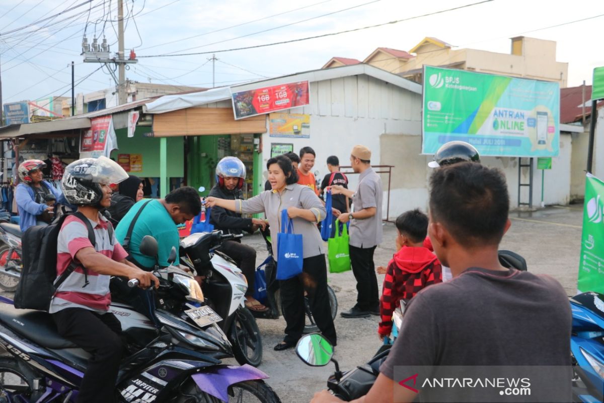 Tiga kantor cabang BPJS Ketenagakerjaan di Riau serentak bagi-bagi takjil Ramadhan