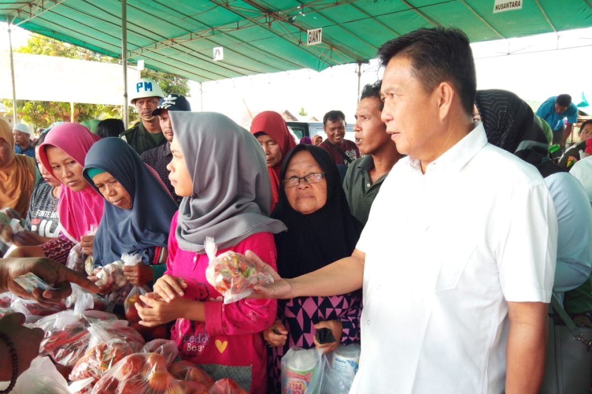 Pemkab Bangka Tengah gelar operasi pasar murah di Desa Namang
