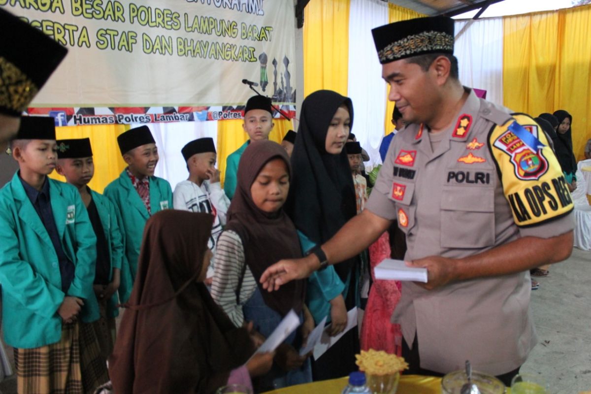 Polres Lampung Barat buka puasa bersama anak-anak pondok pesantren