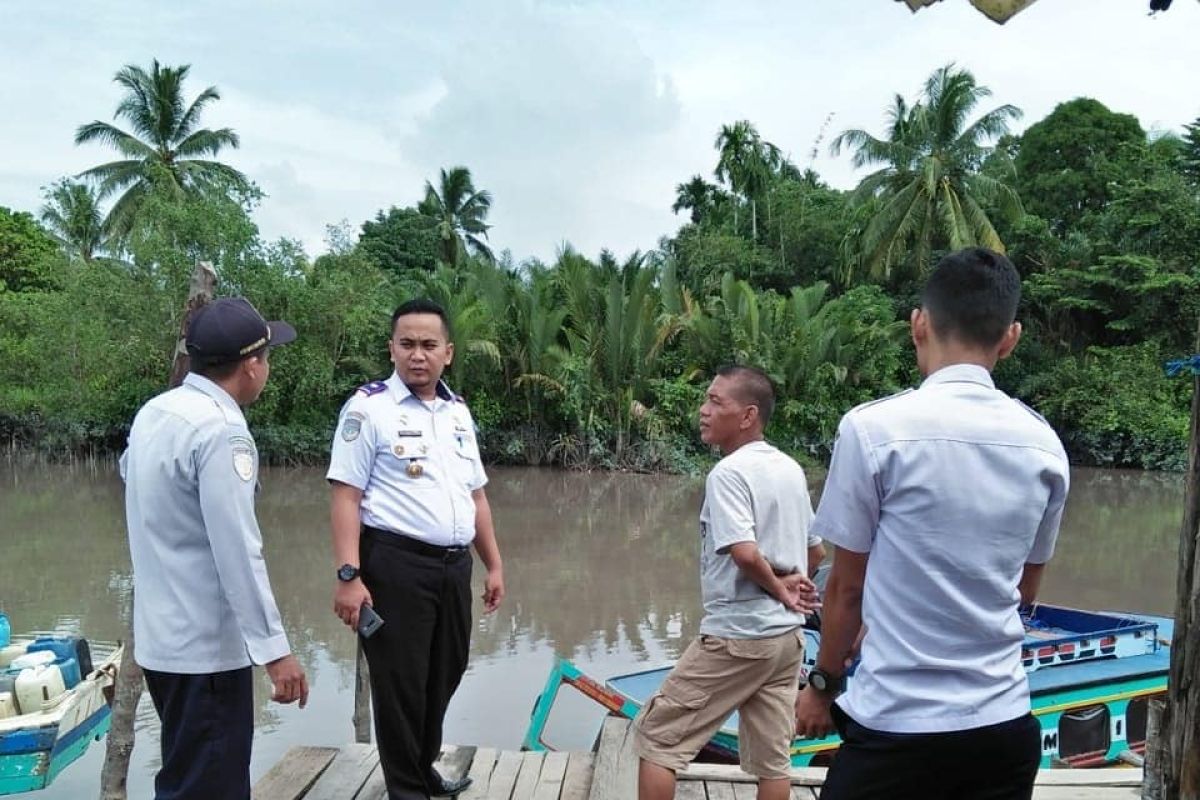 Disperkimhub Bangka Tengah periksa muatan kapal di Pelabuhan Sungaiselan