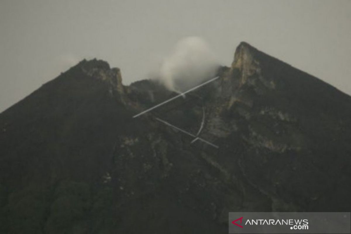 Gunung Merapi mengalami tiga kali gempa guguran