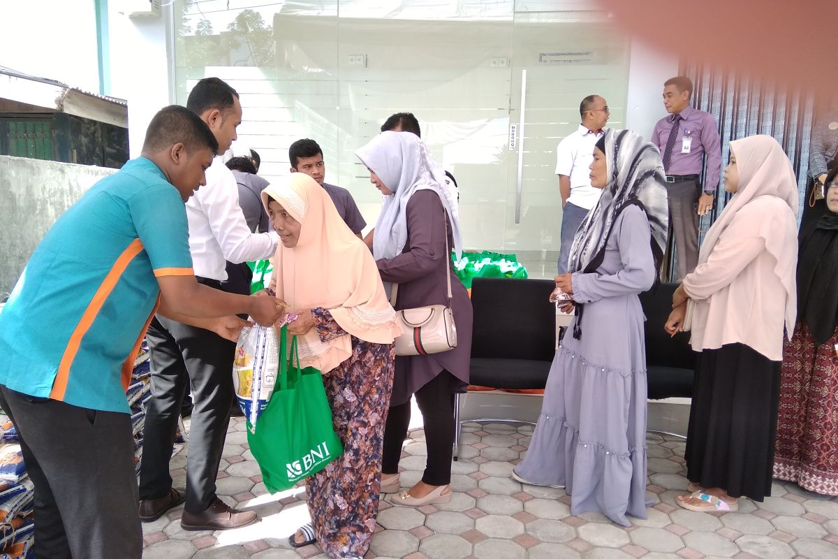 BNI salurkan 150 paket sembako bagi warga Banda Aceh