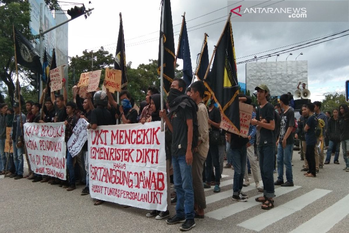 Mahasiswa UHO  demo tolak UKT