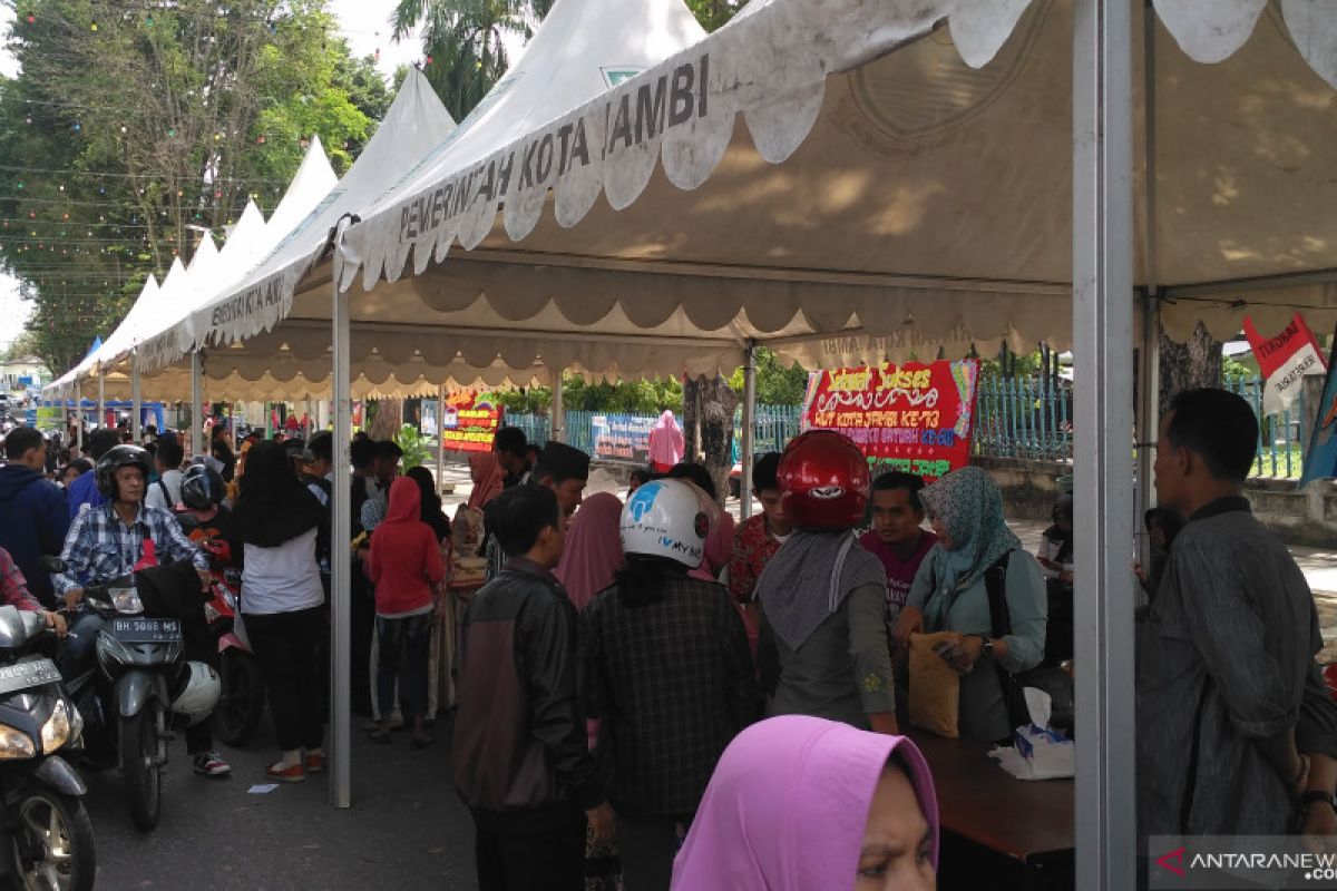 Warga Jambi "serbu" pasar murah di Taman Jomblo