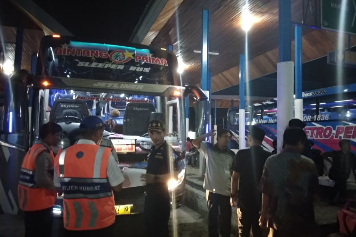 Dishub Sulawesi Barat  periksa kelayakan bus angkutan Lebaran