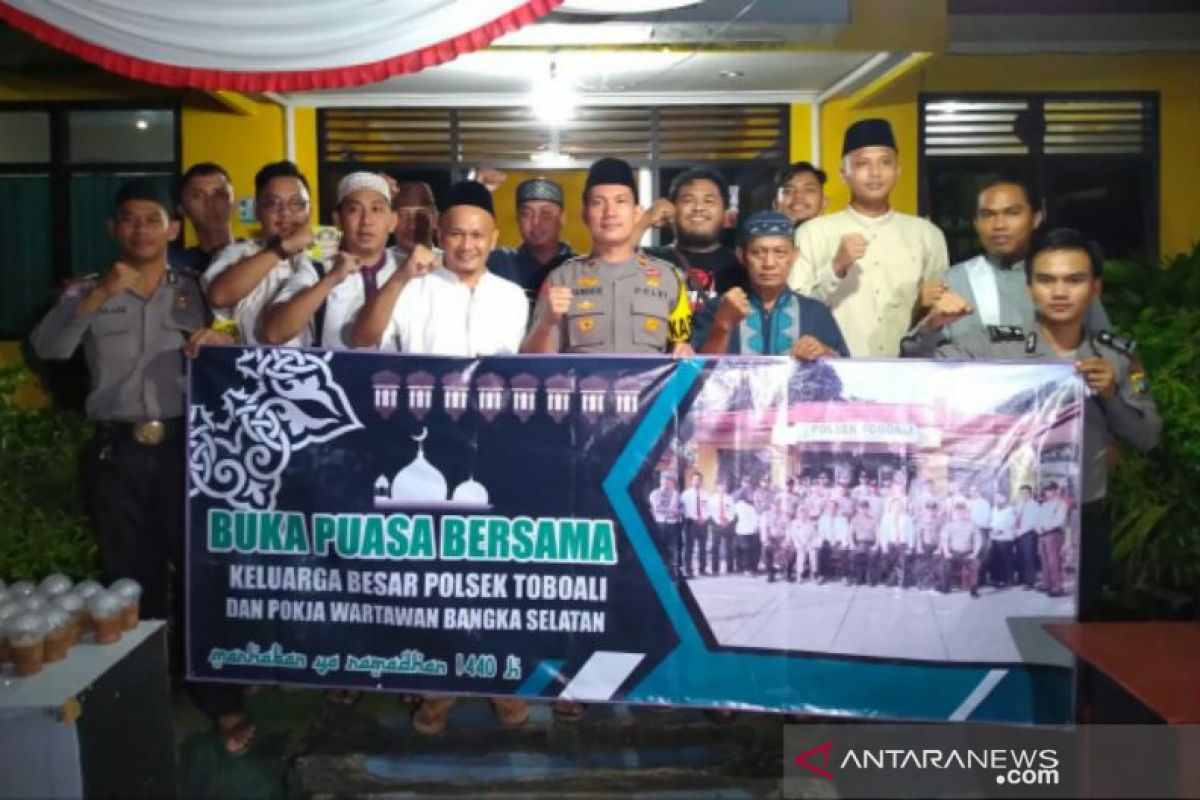 Keluarga Besar Polsek Toboali buka puasa bersama wartawan