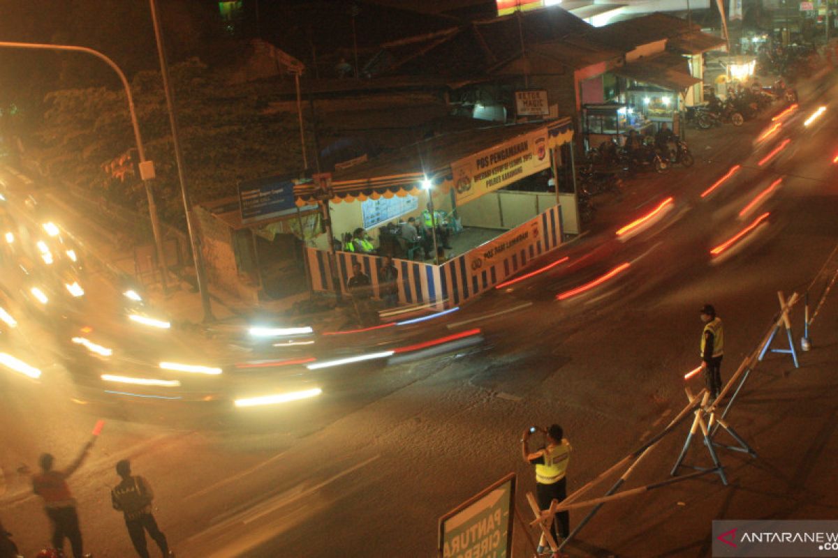 Pemudik Bermotor "Mengalir" di Jalan Arteri Karawang