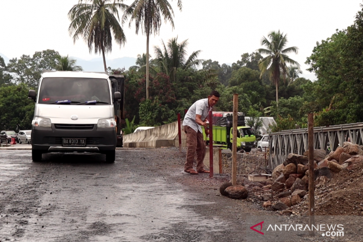 Belum diaspal, uji coba jembatan Batang Kalu Padang Pariaman ditunda